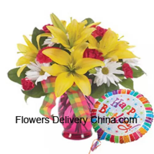 Rote Nelken, gelbe Lilien und weiße Gerbera in einer Glasvase begleitet von einem "Geburtstags" Heliumballon