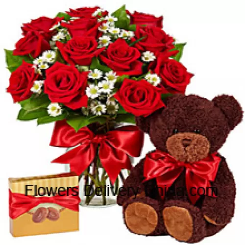 12 roses rouges avec des fougères dans un vase en verre, un mignon ours en peluche de 14 pouces de hauteur et une boîte de chocolats importée