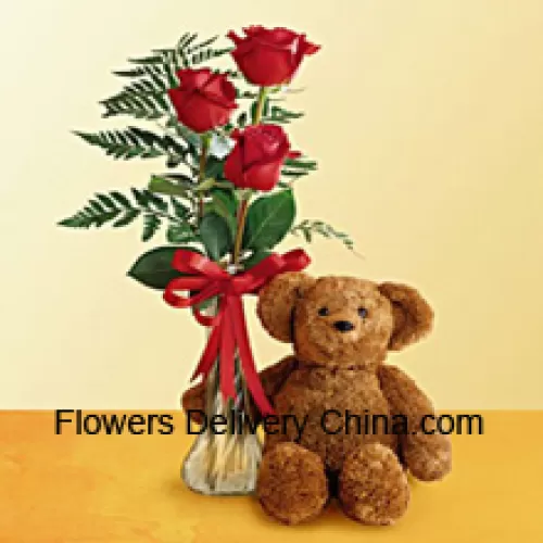 3 Rosas rojas con algunos helechos en un jarrón de cristal junto con un lindo oso de peluche de 12 pulgadas de altura