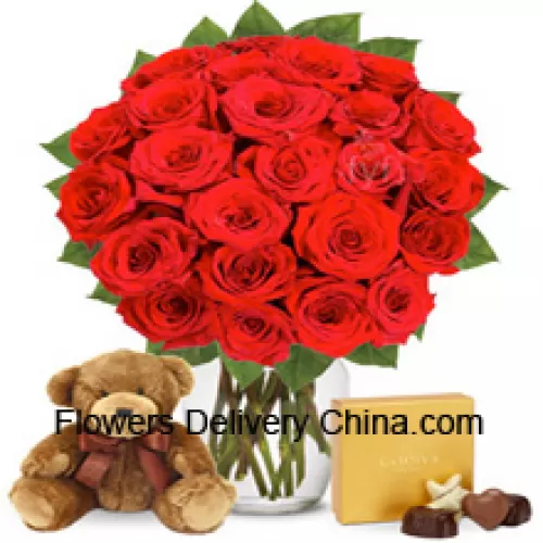 24 rote Rosen mit etwas Farn in einer Glasvase, begleitet von einer importierten Schachtel Schokolade und einem niedlichen 12 Zoll großen braunen Teddybär