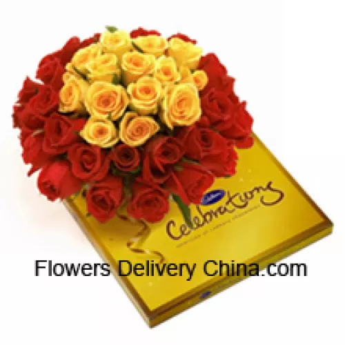 Mazzo di 24 rose rosse e 12 gialle con riempitivi stagionali insieme a una bellissima scatola di cioccolatini Cadbury