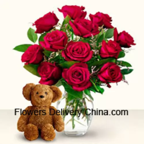 12 roses rouges avec des fougères dans un vase en verre accompagnées d'un mignon ours en peluche brun de 12 pouces de hauteur