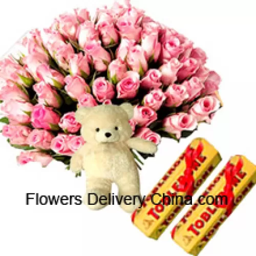 Bouquet aus 75 pinkfarbenen Rosen mit saisonalen Füllstoffen, einem niedlichen Teddybär und Toblerone-Schokoladenriegeln