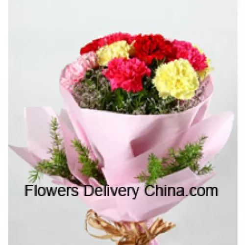 Bouquet de 12 œillets de couleurs mélangées avec des garnitures saisonnières