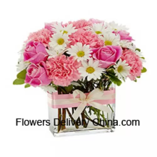 Rosa Rosen, rosa Nelken und verschiedene weiße saisonale Blumen, wunderschön in einer Glasvase arrangiert