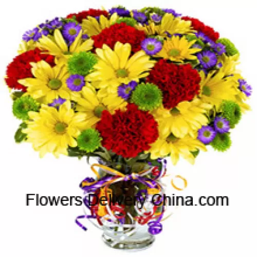Rote Nelken und gelbe Gerbera, wunderschön in einer Vase arrangiert - 24 Stiele und Füllmaterial
