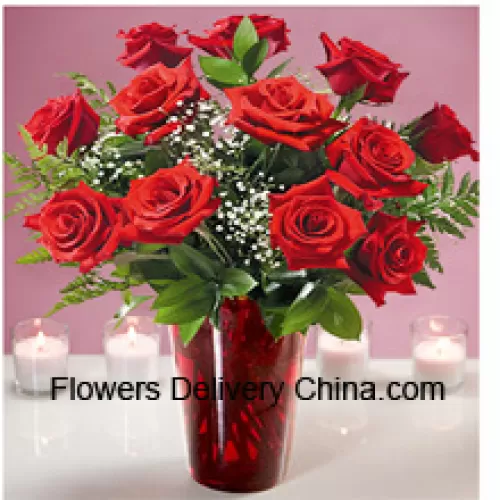 12 Rose Rosse con alcune felci in un vaso di vetro