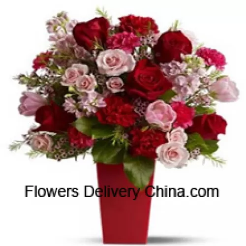 Roses rouges, Œillets rouges et Roses roses avec des remplissages saisonniers dans un vase en verre - 24 tiges et remplissages