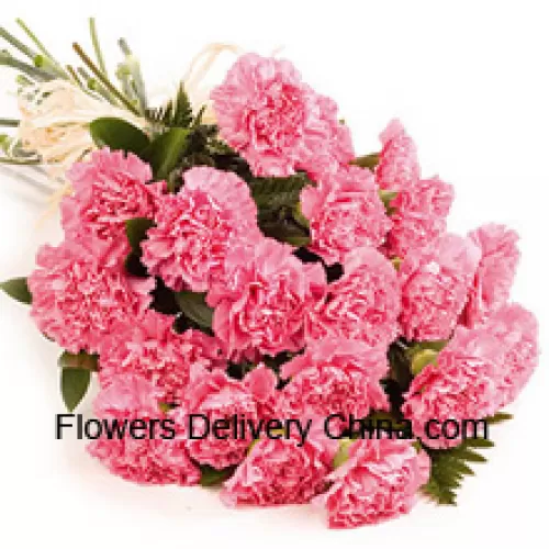 Un magnifique bouquet de 24 œillets roses avec des garnitures de saison