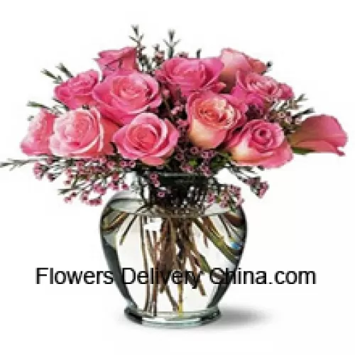 12 rosa Rosen mit einigen Farnen in einer Vase