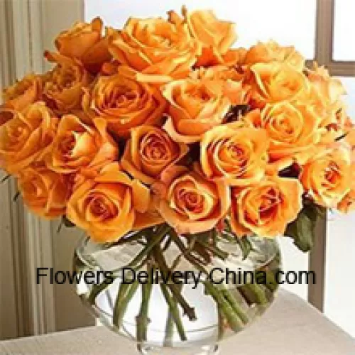 24 Rose Arancioni con alcune Felci in un Vaso di Vetro