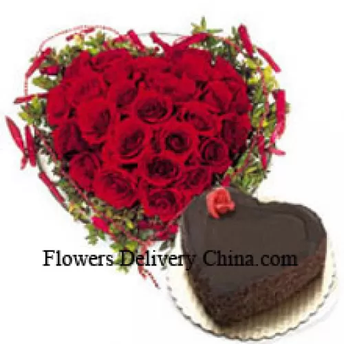 Arrangement en forme de cœur de 40 roses rouges accompagné d'un gâteau au chocolat en forme de cœur de 1 kg