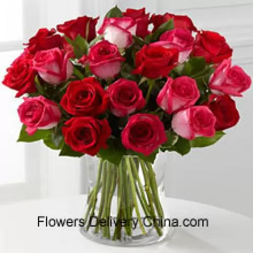 24 Rosen (12 Rot und 12 zweifarbige Rosa) mit saisonalen Füllstoffen in einer Glasvase