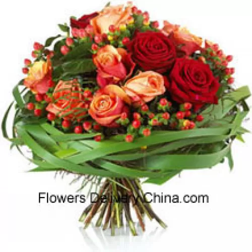Un bouquet délicieux de roses rouges et oranges avec des garnitures saisonnières (Veuillez noter que nous nous réservons le droit de substituer tout produit par un produit approprié de valeur égale en cas de non disponibilité d'un certain produit)